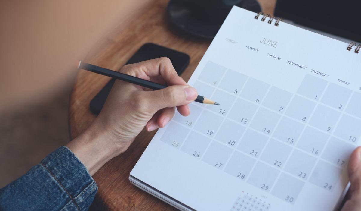 Calendar sarbatori legale 2026 – toate zilele libere si mini-vacantele posibile - LifeTips.ro