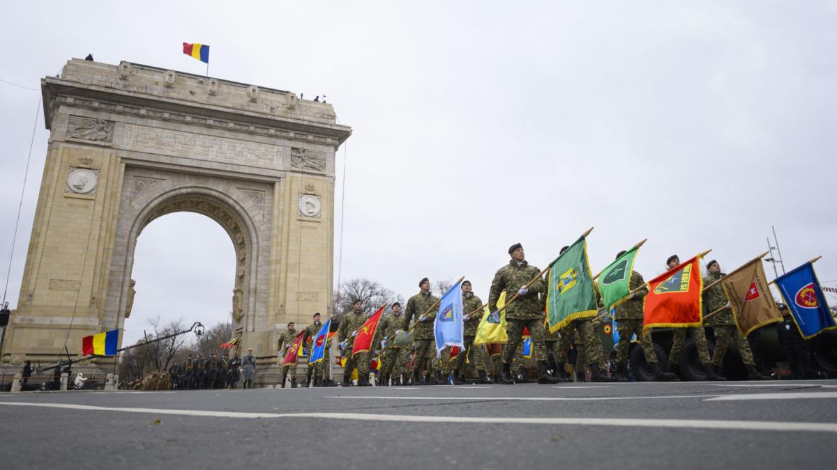 Cum au sarbatorit romanii Ziua Nationala pe 1 Decembrie – traditii, parada militara si momente speciale - LifeTips.ro